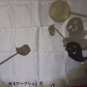 黒子になって、みんなで影絵劇づくりをしました！